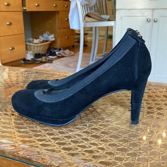 Stuart Weitzman Black Suede Platform Pumps.  Gorgeous shoe. Size 7. No flaws. - Picture 4 of 7